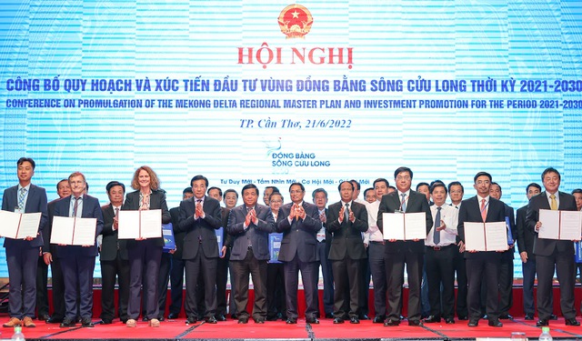 Đại diện 6 ngân hàng phát triển (ADB, KEXIM, AFD, KfW, JICA và WB) cam kết tài trợ thực hiện một số chương trình, dự án phát triển hạ tầng triển khai thực hiện Quy hoạch - Ảnh: VGP