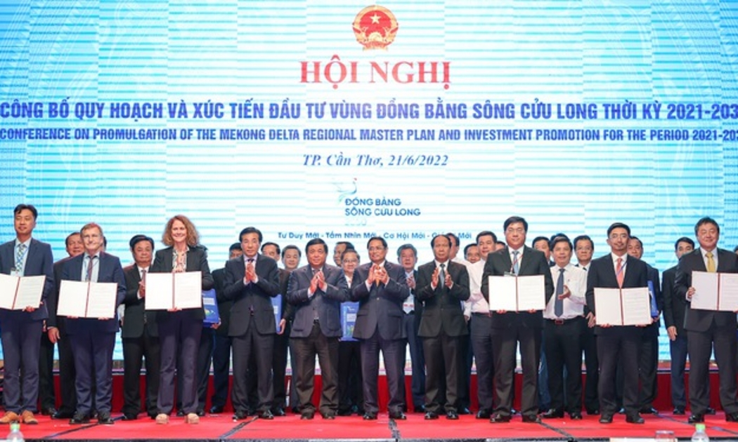  Lãnh đạo 11 cơ quan báo chí đại diện các khối, loại hình, lĩnh vực báo chí trong cả nước đã ký kết giao ước thực hiện phong trào thi đua “Xây dựng môi trường văn hóa trong các cơ quan báo chí” - Ảnh: Báo Nhân Dân