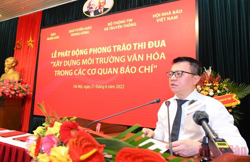 Đồng chí Lê Quốc Minh, Ủy viên Trung ương Đảng, Tổng Biên tập Báo Nhân Dân, phát biểu tại buổi lễ. 
