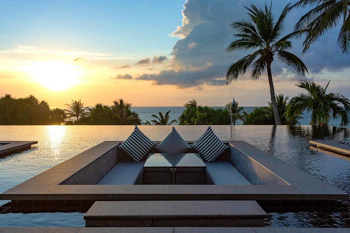 Tầm nhìn rộng mở từ sunken lounge tại Thavorn Palm Beach Resort (Ảnh: Internet).
