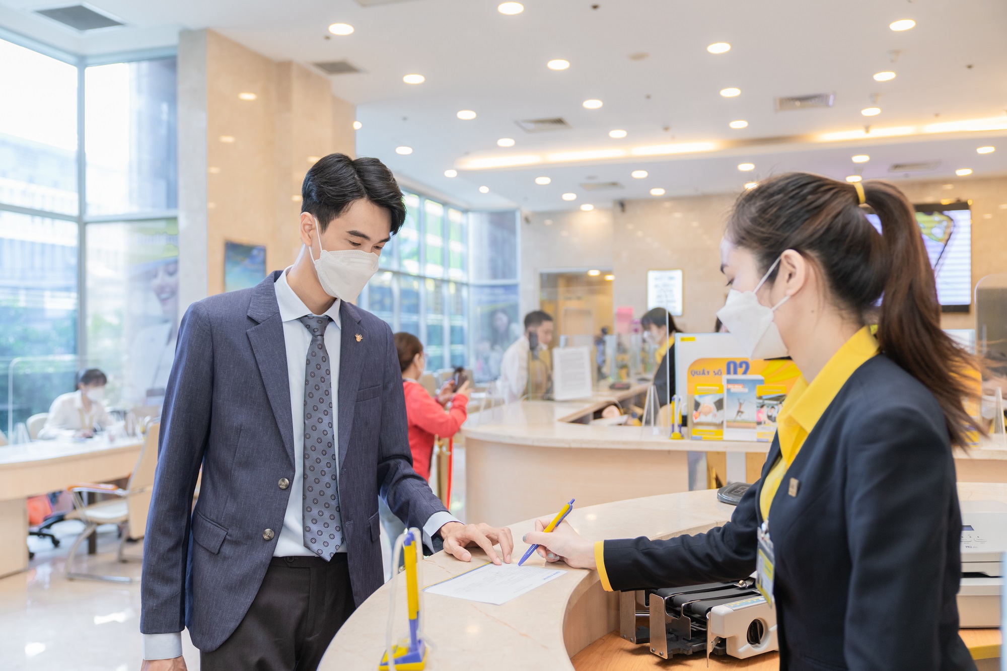 Khách hàng giao dịch tại Nam A Bank.