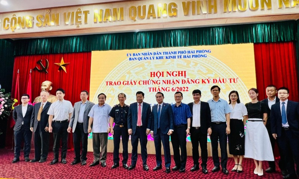 Hải Phòng trao giấy chứng nhận cho 6 dự án đầu tư.