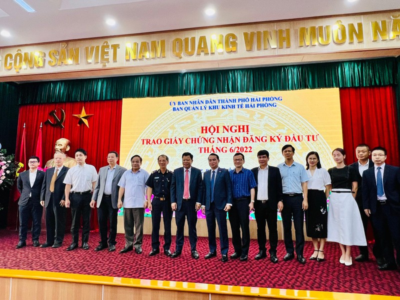 Hải Phòng trao giấy chứng nhận cho 6 dự án đầu tư.