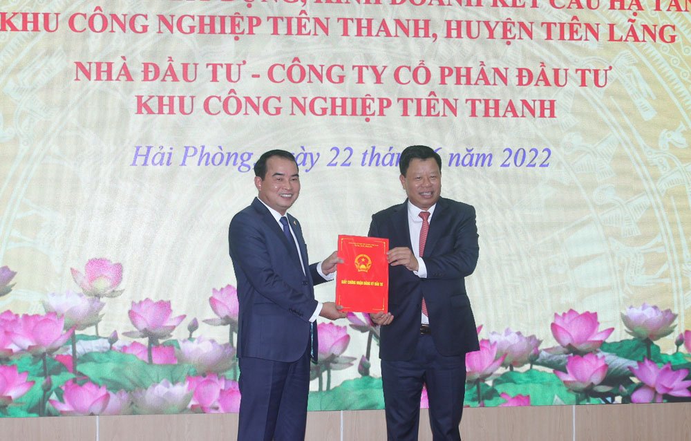 Ông Lê Trung Kiên, Trưởng Ban Quản lý Khu kinh tế Hải Phòng trao Giấy chứng nhận đăng ký đầu tư cho Công ty Cổ phần đầu tư Khu công nghiệp Tiên Thanh.
