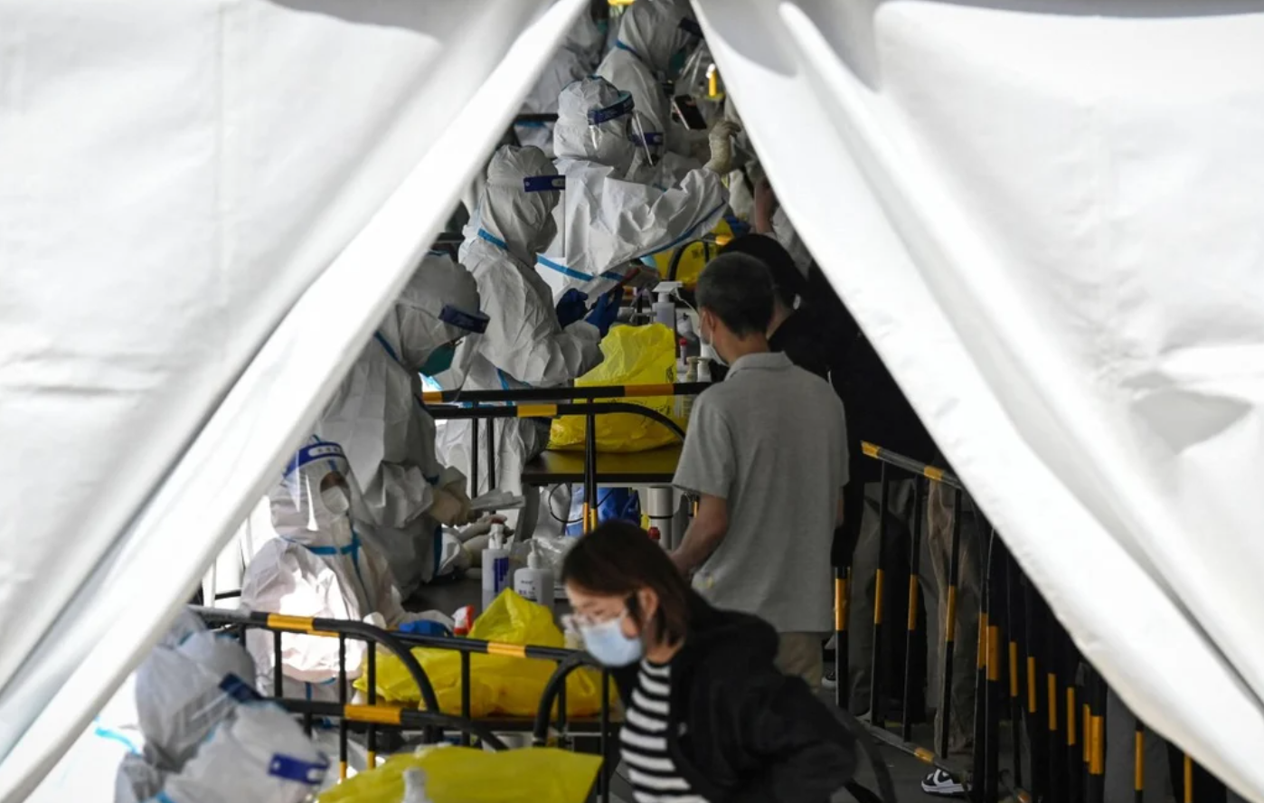 Trung Quốc vẫn kiên định triển khai chiến lược Zero Covid với các biện pháp phong tỏa, cách ly và hạn chế nghiêm ngặt để phòng chống dịch Covid - Ảnh: AFP