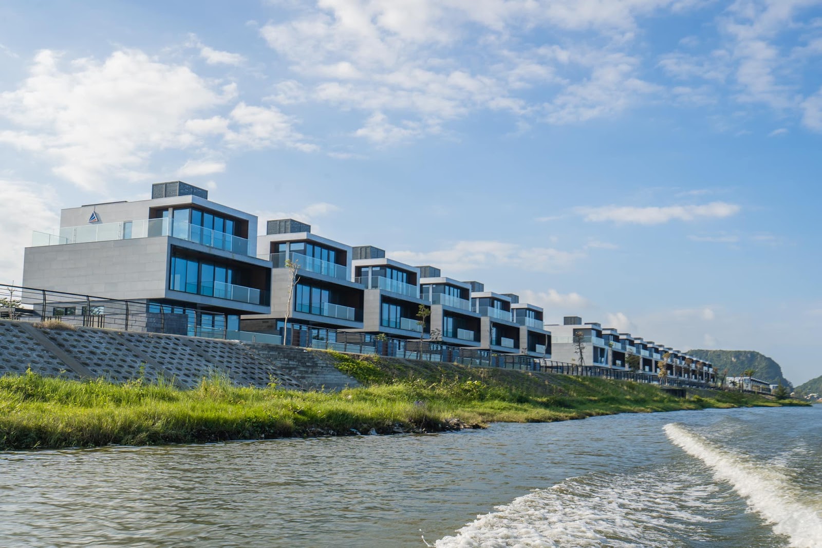 Regal One River - dự án đắt giá thuộc thương hiệu Regal Homes được mệnh danh là Khu villa mặt sông “Đáng sống nhất năm”.