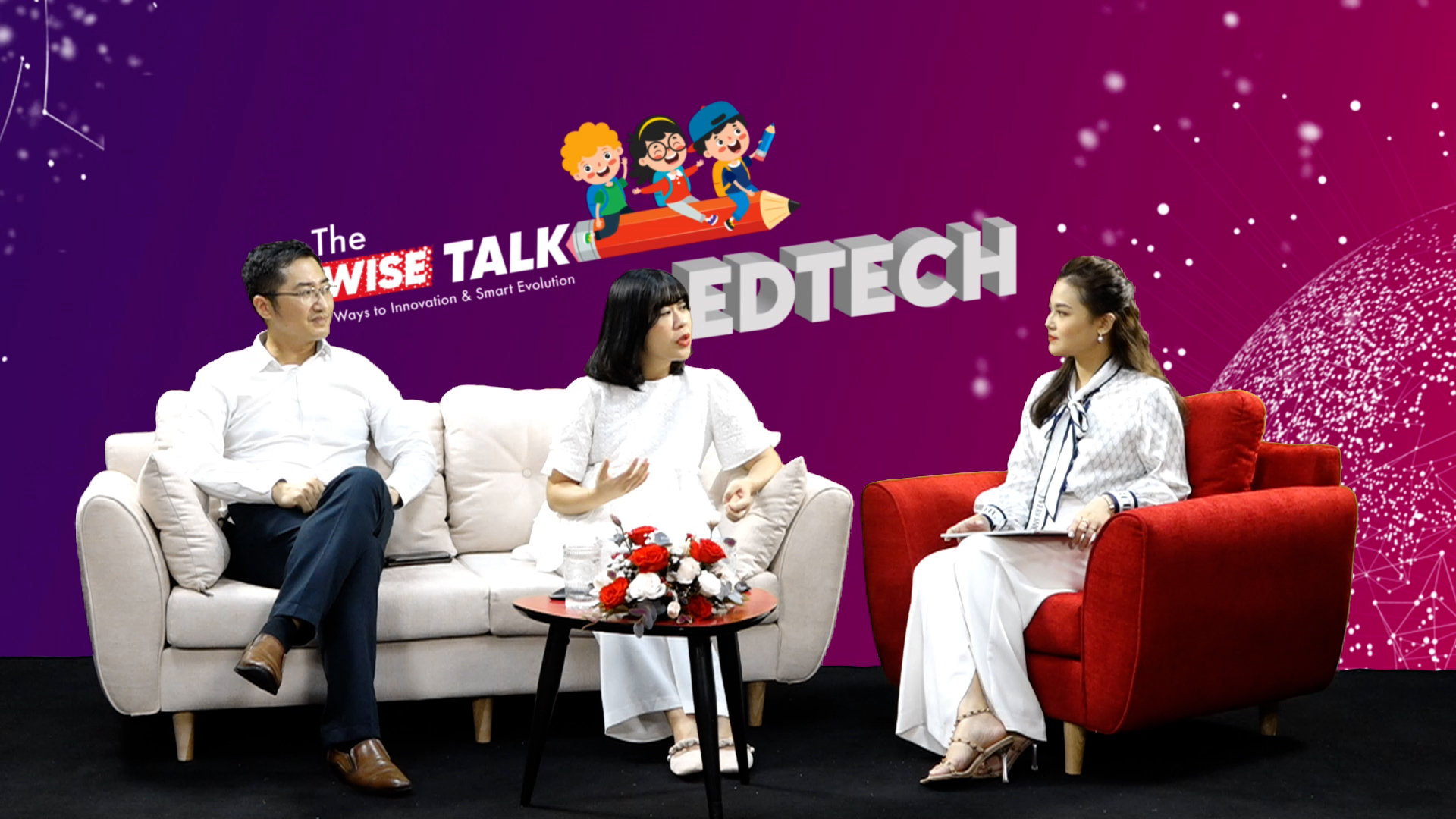 Bà Nguyễn Phương Dung, CEO Công ty CP 1Edtech, nhà phát triển ứng dụng Dino Đi học (giữa) chia sẻ tại Talkshow The WISE Talk số 02 với chủ đề “Công nghệ giáo dục (Edtech) đang góp phần đưa trẻ em Việt Nam trở thành công dân toàn cầu trong bối cảnh mới như thế nào?”