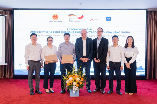 Các chuyên gia tại lễ tổng kết Dự án SGREEE.