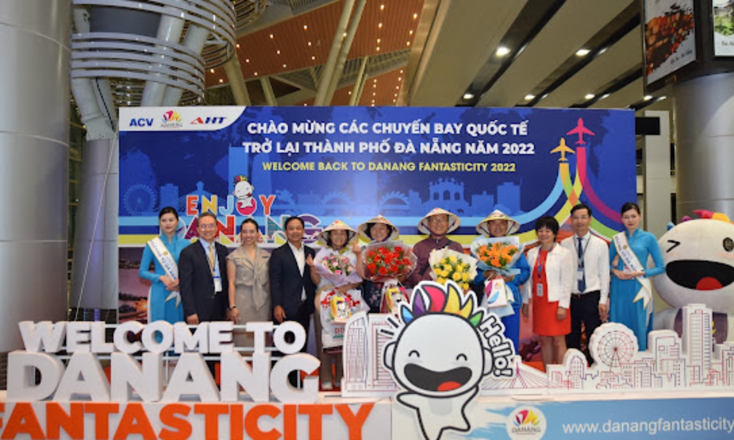 Lãnh đạo Sở Du lịch Đà Nẵng đón đoàn khách đến từ Hà Quốc trên chuyến bay KE 9463 ngày 22/6/2022