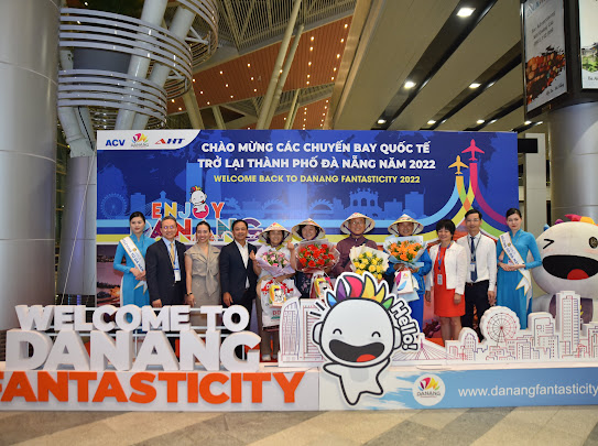 Lãnh đạo Sở Du lịch Đà Nẵng đón đoàn khách đến từ Hà Quốc trên chuyến bay KE 9463 ngày 22/6/2022