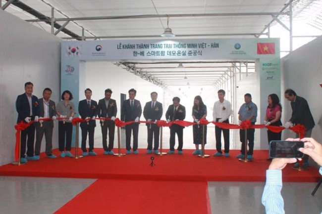 Cắt băng khánh thành trang trại Smart FarmViệt – Hàn.