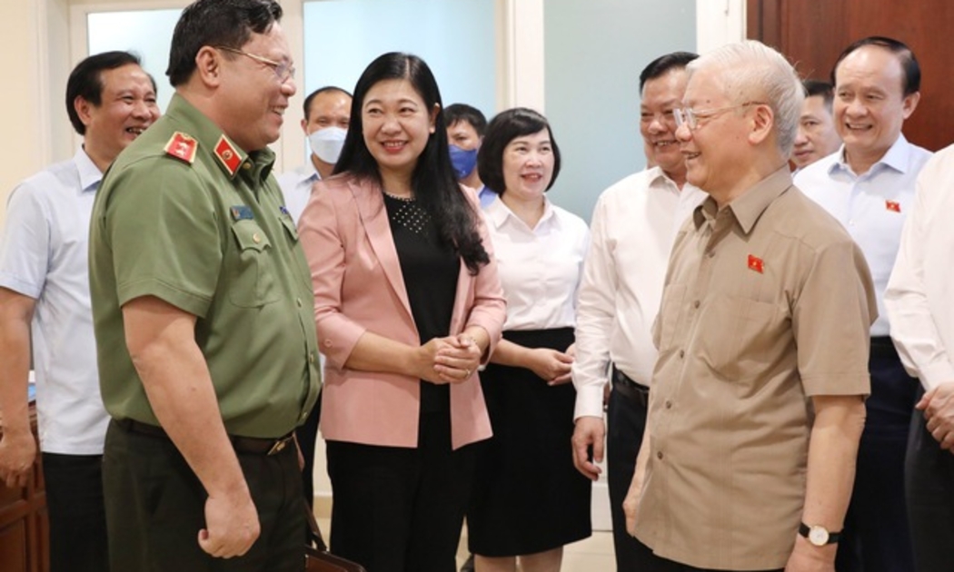 Tổng Bí thư Nguyễn Phú Trọng và các đại biểu dự hội nghị tiếp xúc cử tri tại điểm cầu quận Ba Đình - Ảnh: VGP