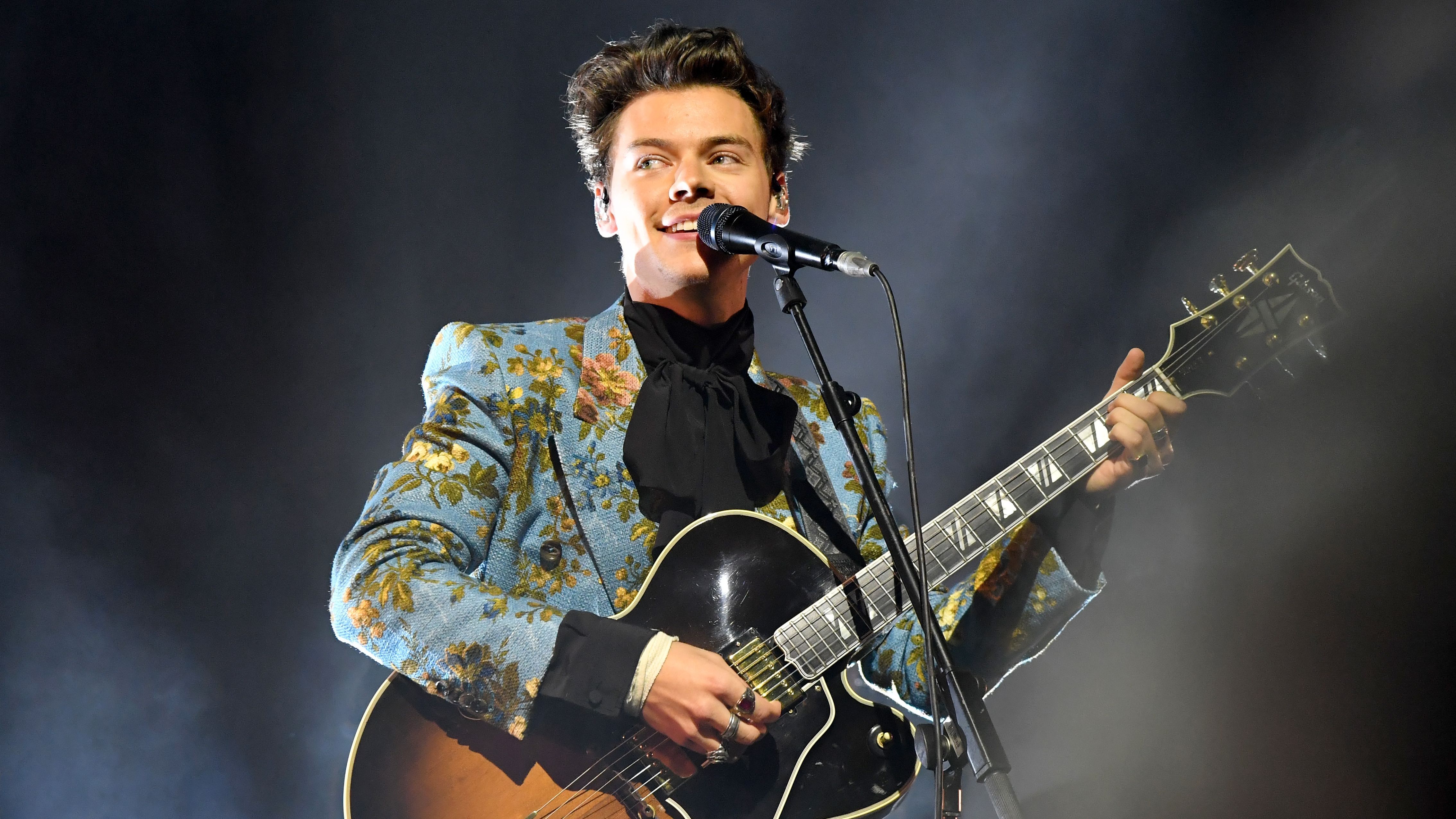 Nam ca sỹ Harry Styles luôn cho thấy khả năng mix match và làm mới các bộ trang phục một cách bất ngờ.