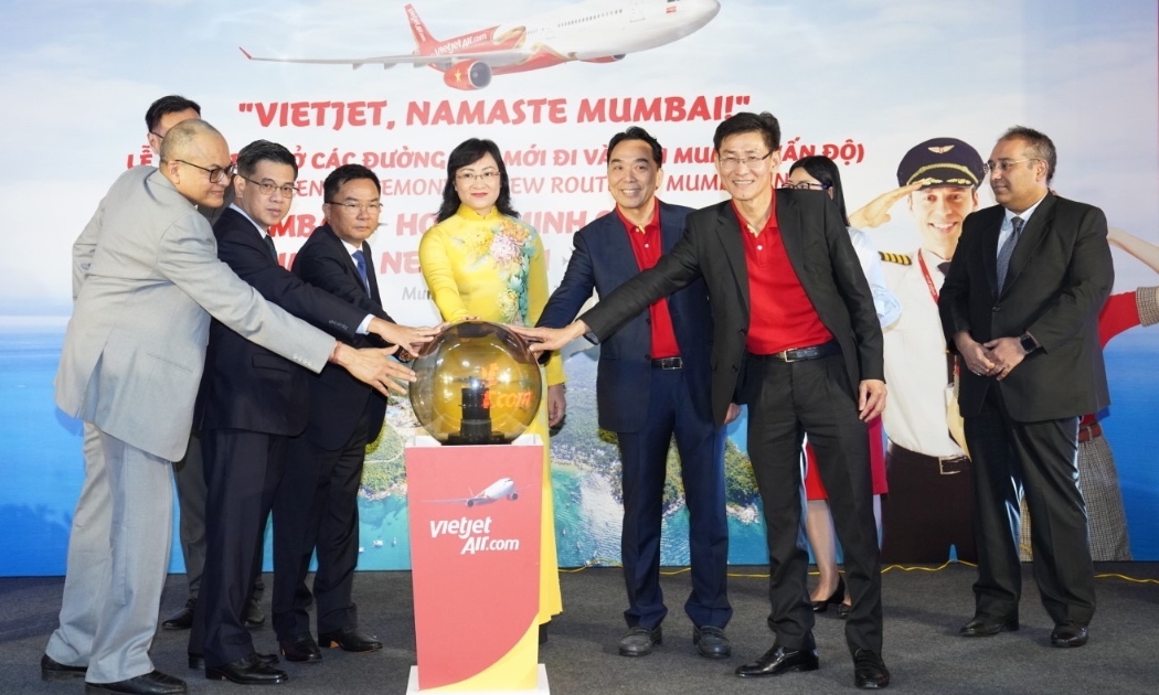 Bà Phan Thị Thắng, Phó chủ tịch UBND Tp.HCM, ông Hoàng Tùng, Tổng Lãnh sự Việt Nam tại Mumbai, ông Nguyễn Anh Tuấn, Thành viên Hội đồng quản trị Vietjet và các đại diện lãnh đạo cấp cao khác thực hiện nghi thức công bố và khai trương đường bay.