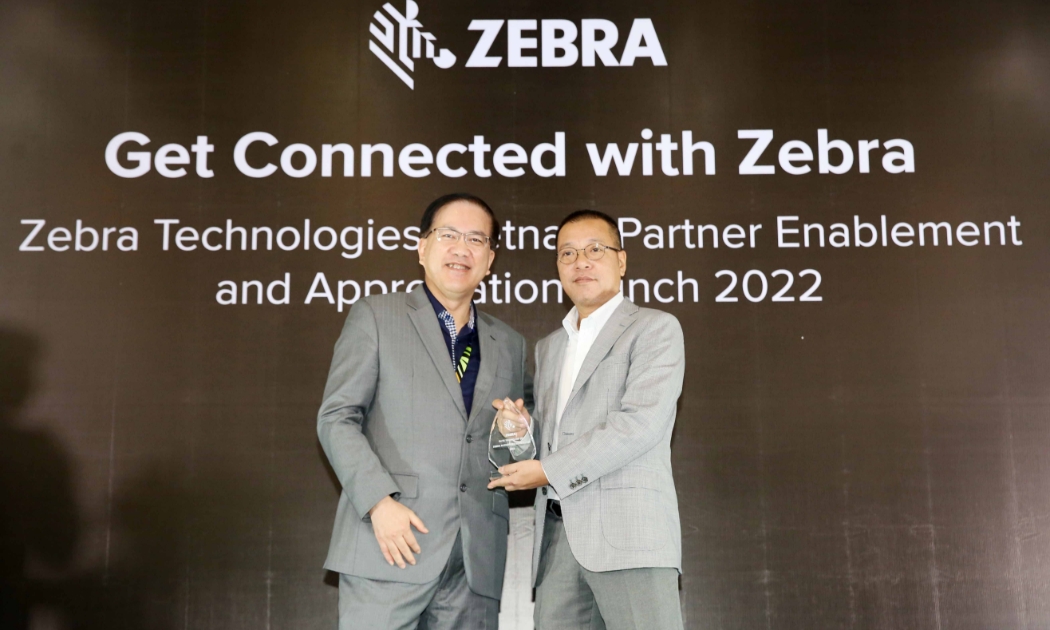 Ông Christanto Suryadarma (trái) và ông Phạm Trung Kiên, CEO Elite Technology tại buổi công bố đối tác PartnerConnect Program sáng 23/6.