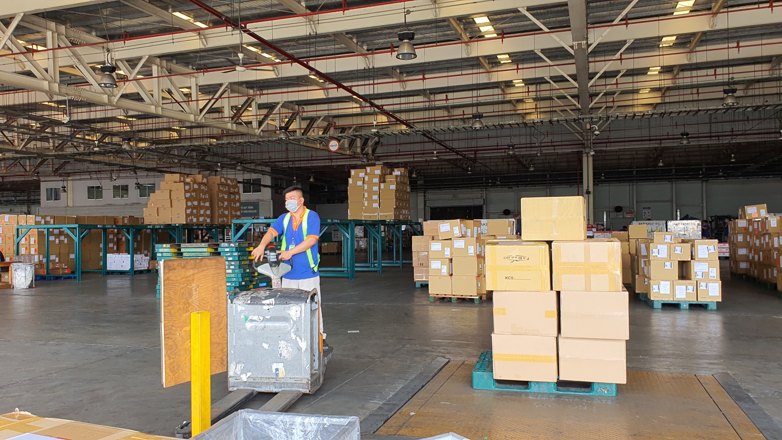 Do diễn biến phức tạp của đại dịch Covid-19 nên việc tái xuất, nhập khẩu hàng hóa gửi kho ngoại quan vào nội địa hoặc tiêu hủy đều gặp khó khăn.