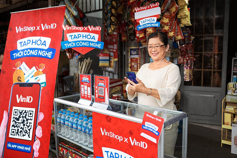 VinShop giúp người tiêu dùng trải nghiệm thanh toán không tiền mặt qua VinID Pay ngay tại các của hàng tạp hóa.