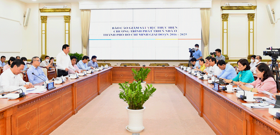 Buổi l&agrave;m việc của Đo&agrave;n gi&aacute;m s&aacute;t HĐND TP.HCM về chương tr&igrave;nh ph&aacute;t triển nh&agrave; ở th&agrave;nh phố giai đoạn 2016-2025 - Ảnh: ITN.