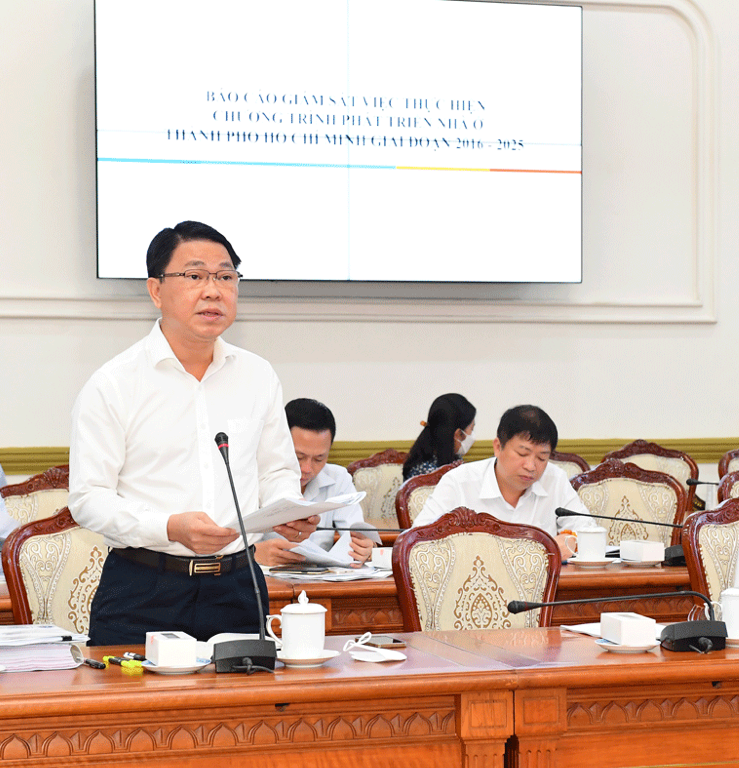 &Ocirc;ng Trần Ho&agrave;ng Qu&acirc;n, Gi&aacute;m đốc Sở X&acirc;y dựng TP.HCM, b&aacute;o c&aacute;o tại buổi l&agrave;m việc của Đo&agrave;n gi&aacute;m s&aacute;t HĐND TP.HCM - Ảnh: ITN.