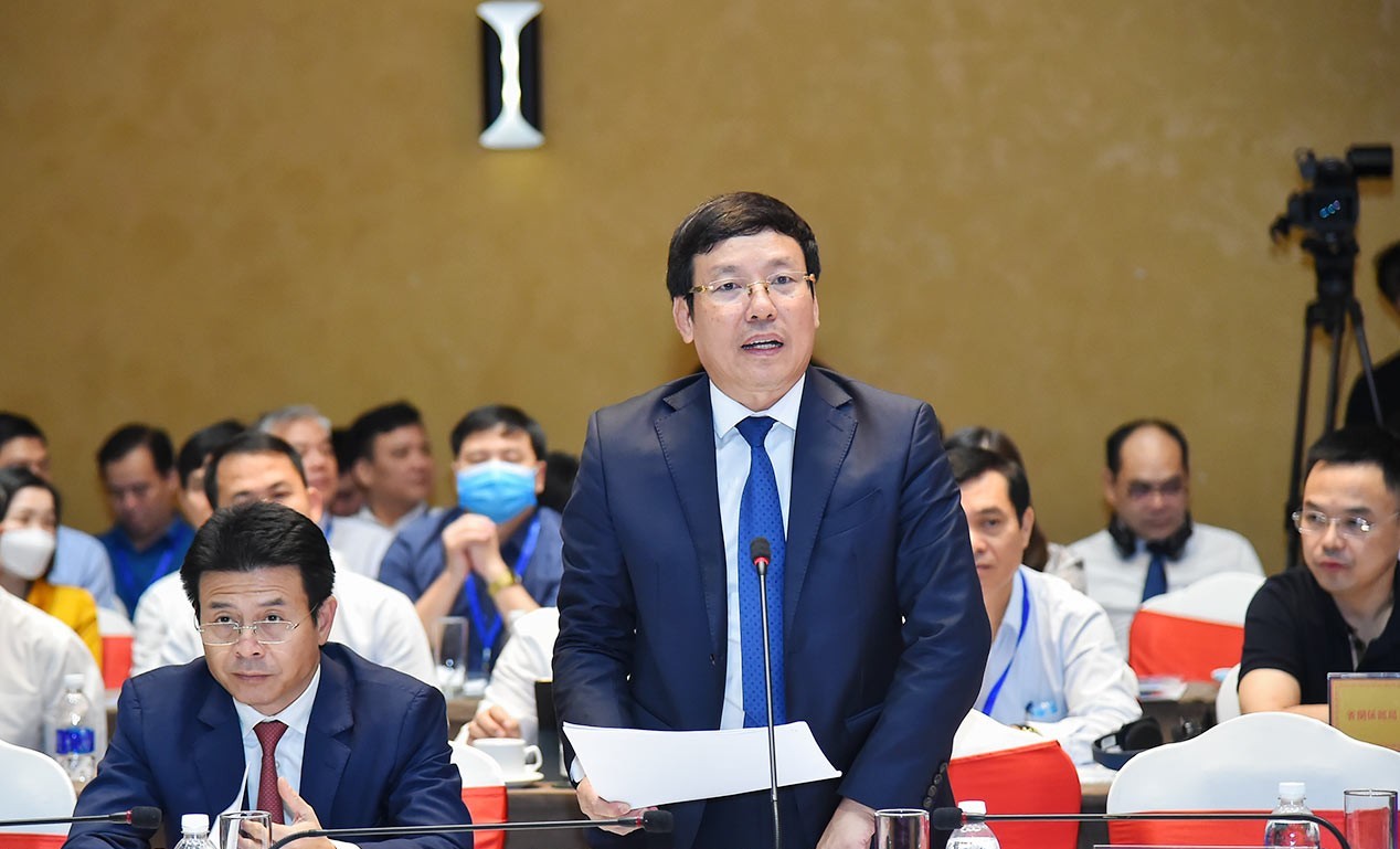 Ông Lê Duy Thành, Chủ tịch UBND tỉnh Vĩnh Phúc trao đổi với nhà đầu tư Nhật Bản về môi trường đầu tư của tỉnh.