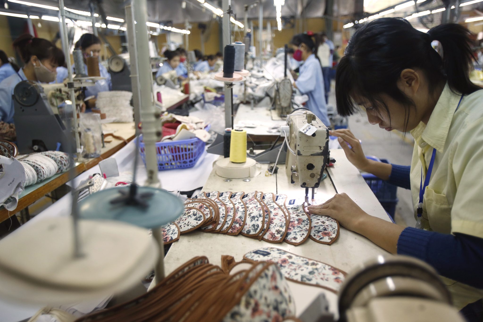 Đi k&egrave;m với niềm vui tăng lương, người lao động cũng&nbsp;kh&ocirc;ng khỏi lo ngại về vấn đề gi&aacute; cả tăng vọt.