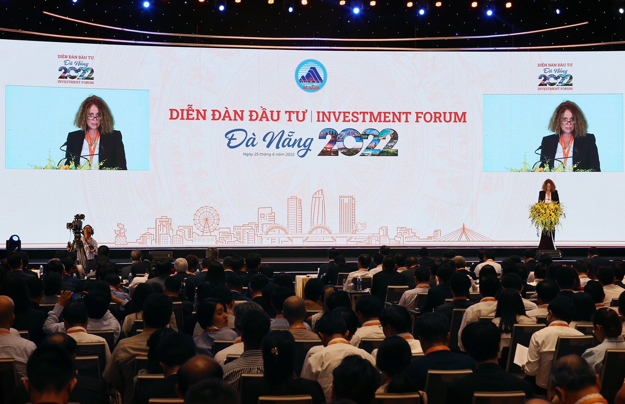 Bà Carolyn Turk Giám đốc Quốc gia Ngân hàng Thế giới tại Việt Nam, cho rằng ngoài thành công trong việc thu hút vốn FDI và ODA, Đà Nẵng có thể đa dạng hóa hơn nữa các nguồn lực tài chính cho phát triển. Đà Nẵng ngày càng cần thu hút nhiều hơn nữa các nguồn lực của khu vực tư nhân, cả nước ngoài và trong nước, để đầu tư vào các lĩnh vực cơ sở hạ tầng vật chất và kỹ thuật số; dịch vụ giáo dục và y tế chất lượng cao; sản xuất công nghệ cao; phát triển việc giảm thiểu các-bon và du lịch. 