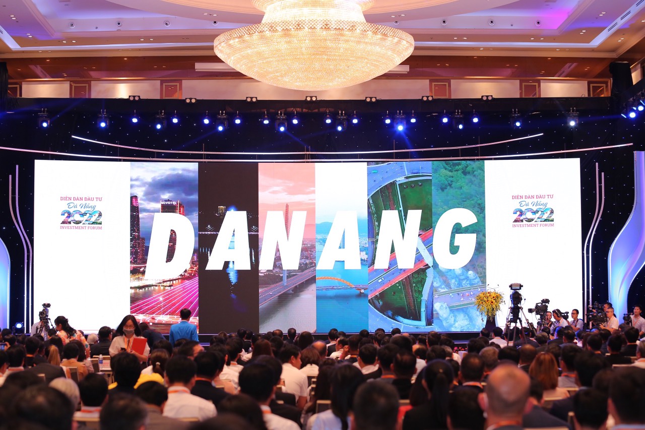 Ban tổ chức Diễn đàn đầu tư Đà Nẵng 2022 cũng đã dày công chuẩn bị những ấn phẩm, phim, phóng sự giới thiệu về Đà Nẵng nhằm quảng bá tiềm năng, lợi thế, cơ hội đầu tư của địa phương này để các doanh nghiệp, nhà đầu tư trong và ngoài nước, các tổ chức quốc tế quan tâm lựa chọn, quyết định đầu tư; tranh thủ thu hút các nguồn lực đầu tư trong và ngoài nước, nhất là nguồn vốn đầu tư trực tiếp nước ngoài (FDI), đặc biệt trong bối cảnh khi mở cửa nền kinh tế sau thời gian dài ảnh hưởng của dịch Covid-19.