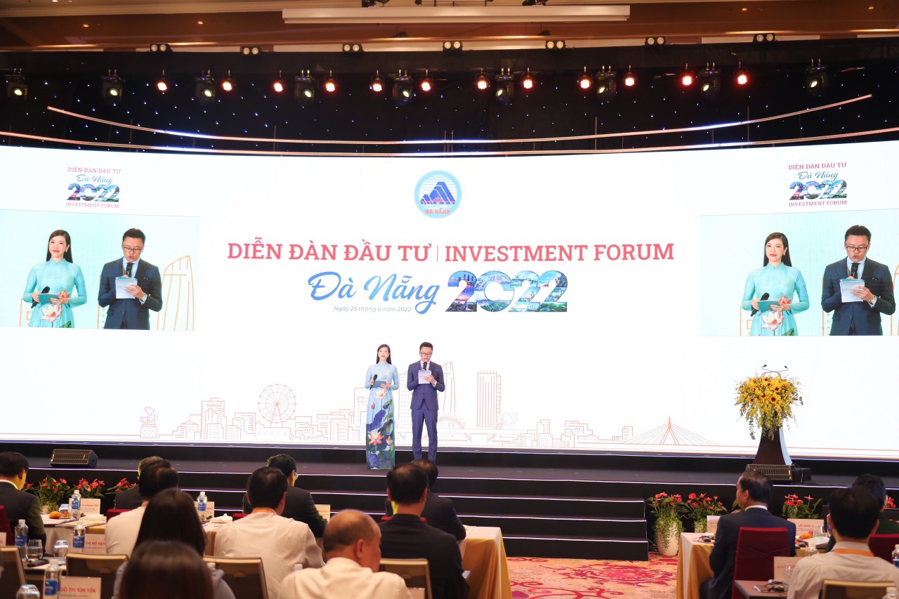 Để hiện thực hóa định hướng nêu trên, Đà Nẵng thông qua Diễn đàn lần này tập trung kêu gọi đầu tư một số dự án trọng điểm gồm: dự án cảng Liên Chiểu; dự án Khu phức hợp trung tâm tài chính, thương mại, vui chơi giải trí, casino và chung cư cao cấp; dự án Không gian sáng tạo Đà Nẵng... Được biết, dự án cảng Liên Chiểu là một trong 3 cảng biển nước sâu của Việt Nam, được quy hoạch là cảng đặc biệt với quy mô tiếp nhận tàu tổng hợp, hàng rời trọng tải đến 100.000 tấn, tàu container có sức chở từ 6.000 đến 8.000 TEU. Dự án gồm 2 hợp phần.