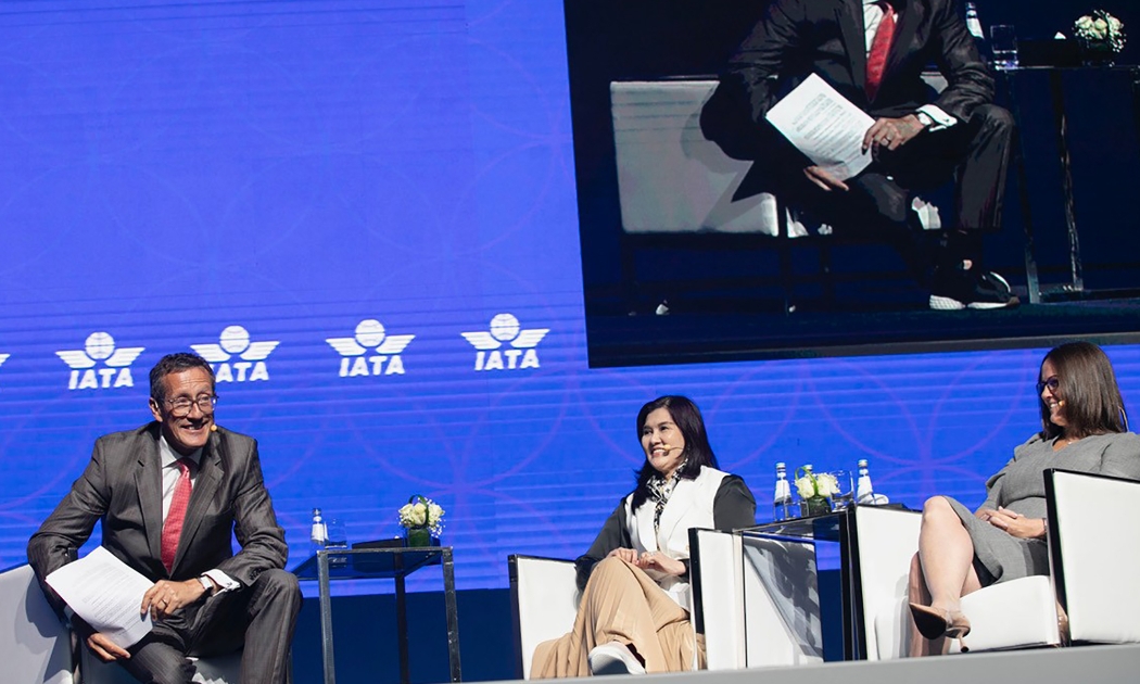 Bà Hồ Ngọc Yến Phương, CFO Vietjet (ngồi giữa) và bà Ursula Hurley, CFO Jet Blue tại tọa đàm giám đốc tài chính (ảnh: N.T).