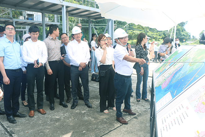 Trước khi Diễn đàn Đầu tư Đà Nẵng 2022 chính thức diễn ra, sáng 25-6, các đại biểu doanh nghiệp, nhà đầu tư có buổi tham quan thực địa tại cảng Liên Chiểu, Khu Công nghệ cao, Khu Công nghệ thông tin tập trung, Khu Công viên phần mềm số 2. Tại buổi thăm quan, làm việc này, đại diện thành phố Đà Nẵng cũng đã giới thiệu chi tiết về dự án cảng Liên Chiểu và những cơ chế chính sách ưu đãi của Đà Nẵng. 