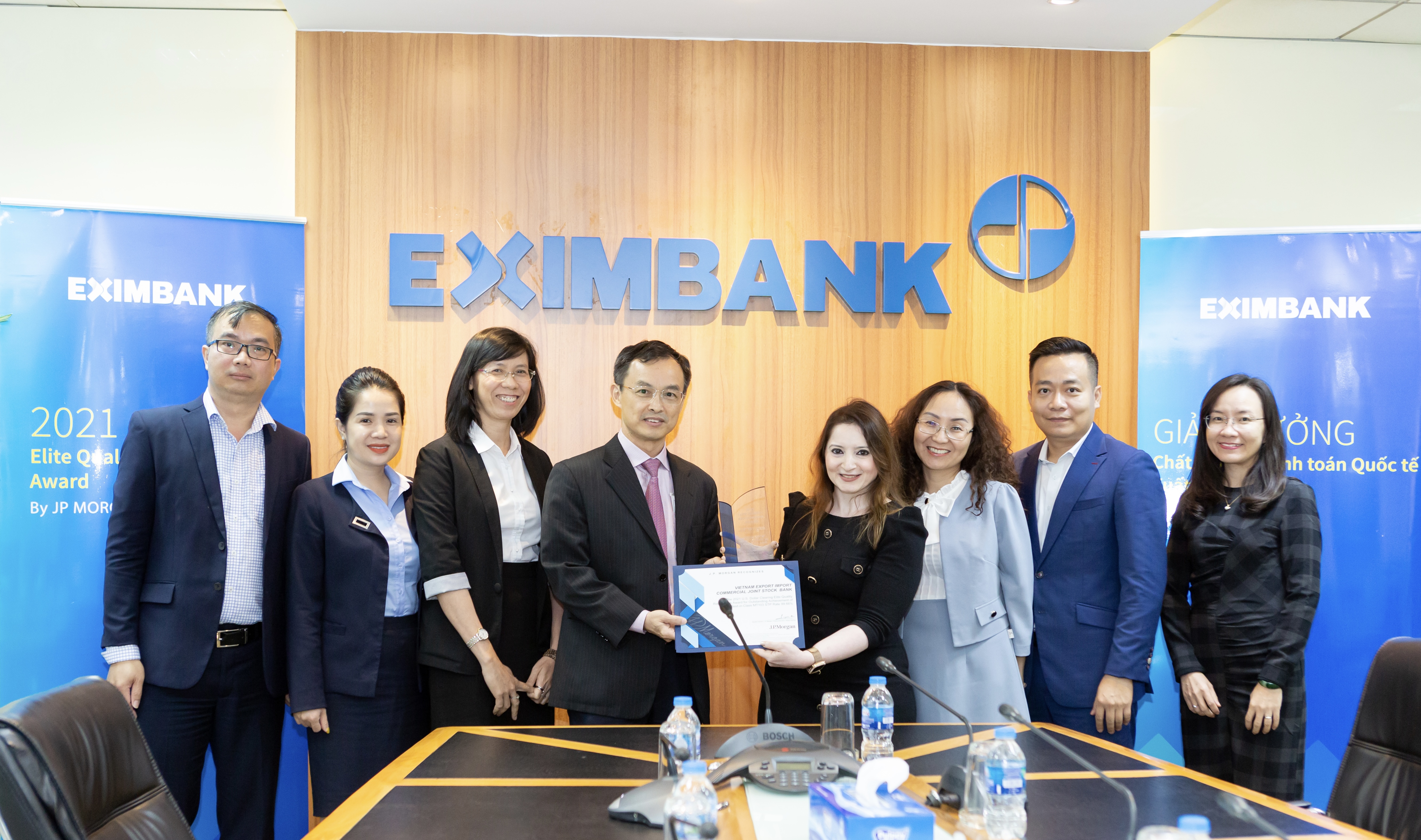 Eximbank nhận giải thưởng Chất lượng thanh toán quốc tế xuất sắc từ Ngân hàng JP Morgan với tỉ lệ điện thanh toán quốc tế xuyên suốt năm 2021 là 99,66%.