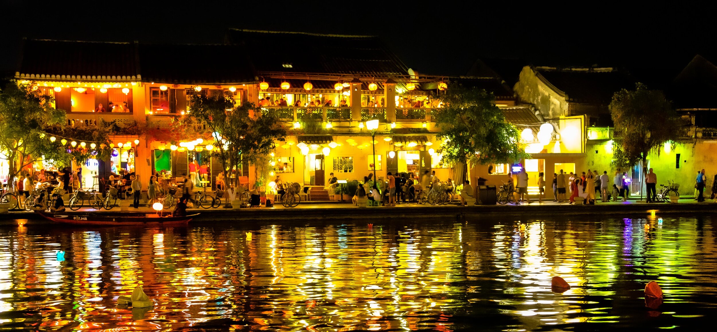 Kinh tế ban đ&ecirc;m l&agrave; một kh&aacute;i niệm bao h&agrave;m c&aacute;c hoạt động kinh doanh dịch vụ từ 18h tối h&ocirc;m trước đến 6h s&aacute;ng h&ocirc;m sau.