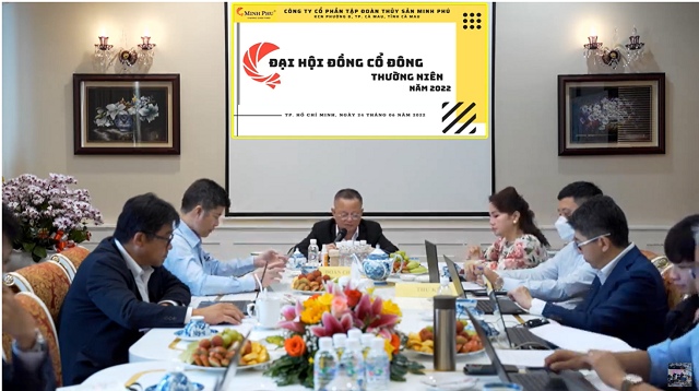 Ông Lê Văn Quang (giữa) báo cáo cổ đông về kết quả hoạt động kinh doanh năm 2021 và kế hoạch năm 2022 - Ảnh: MPC.