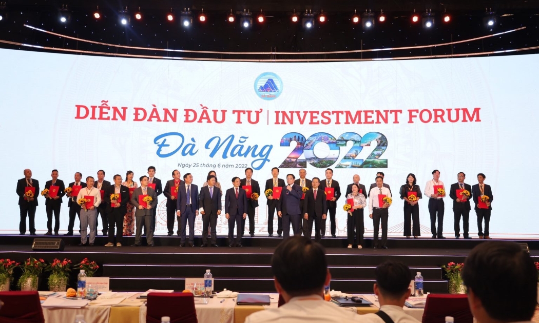 Thủ tướng và lãnh đạo TP Đà Nẵng trao giấy chứng nhận chủ trương đầu tư và giấy chấp thuận đầu tư cho các doanh nghiệp.