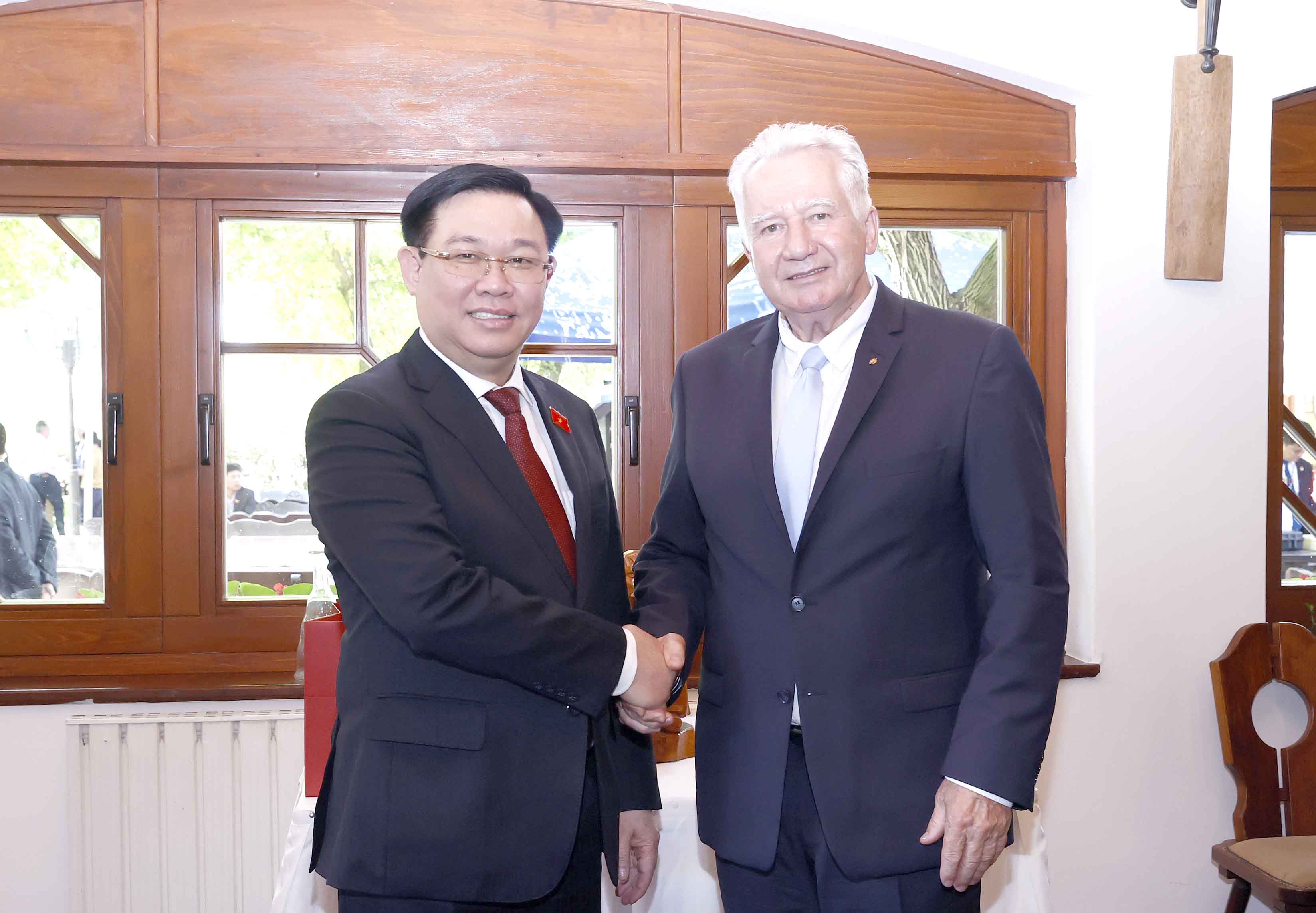 Chủ tịch Quốc hội Vương Đình Huệ và Phó Chủ tịch Quốc hội Hungary Istvan Jakab - Ảnh: Quochoi.vn