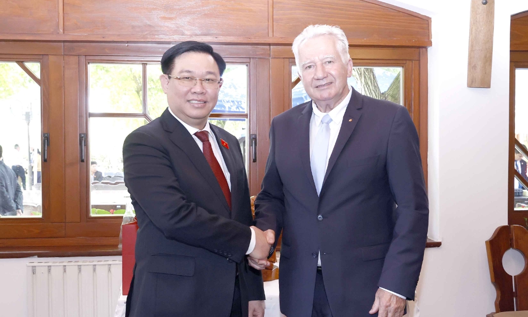 Chủ tịch Quốc hội Vương Đình Huệ và Phó Chủ tịch Quốc hội Hungary Istvan Jakab - Ảnh: Quochoi.vn