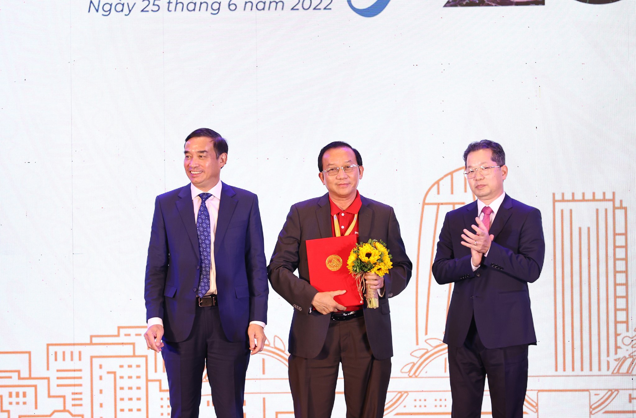 Đại diện Vietjet (giữa) và thành phố Đà Nẵng trong sự kiện trao biên bản ghi nhớ hợp tác chiến lược 5 năm (2022 - 2027) phát triển du lịch, hàng không Đà Nẵng.