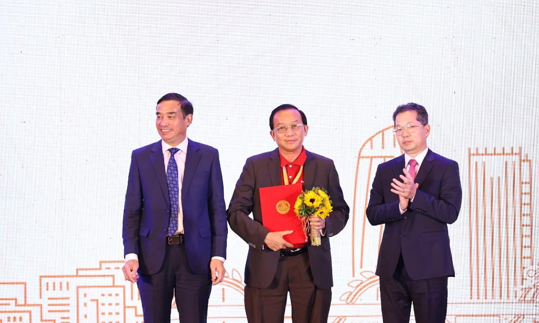 Đại diện Vietjet (giữa) và thành phố Đà Nẵng trong sự kiện trao biên bản ghi nhớ hợp tác chiến lược 5 năm (2022 - 2027) phát triển du lịch, hàng không Đà Nẵng.
