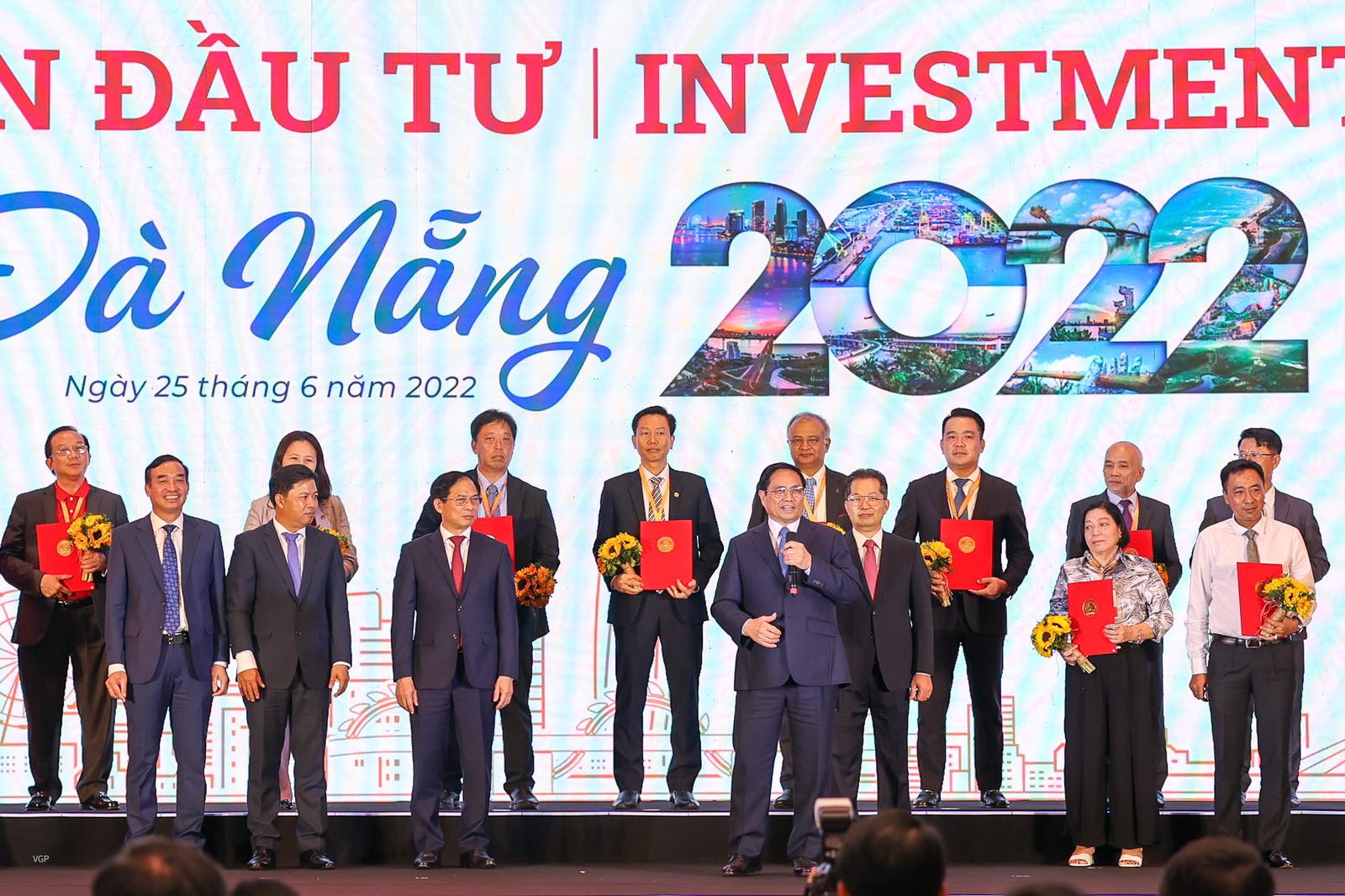 Vietjet và thành phố Đà Nẵng trao biên bản ghi nhớ hợp tác chiến lược 5 năm (2022 – 2027) phát triển du lịch, hàng không và công bố mở loạt 7 đường bay quốc tế mới kết nối Đà Nẵng và các nước trước sự chứng kiến của Thủ tướng Chính phủ Phạm Minh Chính.