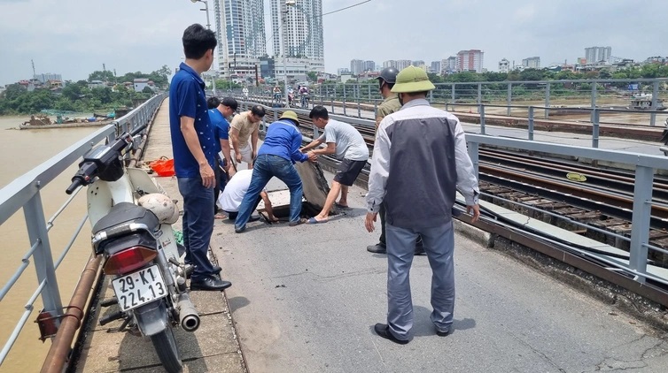 Cầu Long Biên đã xuống cấp, hư hỏng nhưng vẫn gánh hàng vạn phương tiện mỗi ngày 