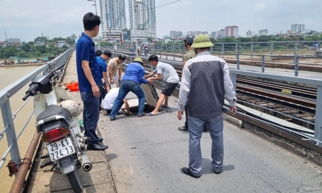 Cầu Long Biên đã xuống cấp, hư hỏng nhưng vẫn gánh hàng vạn phương tiện mỗi ngày
