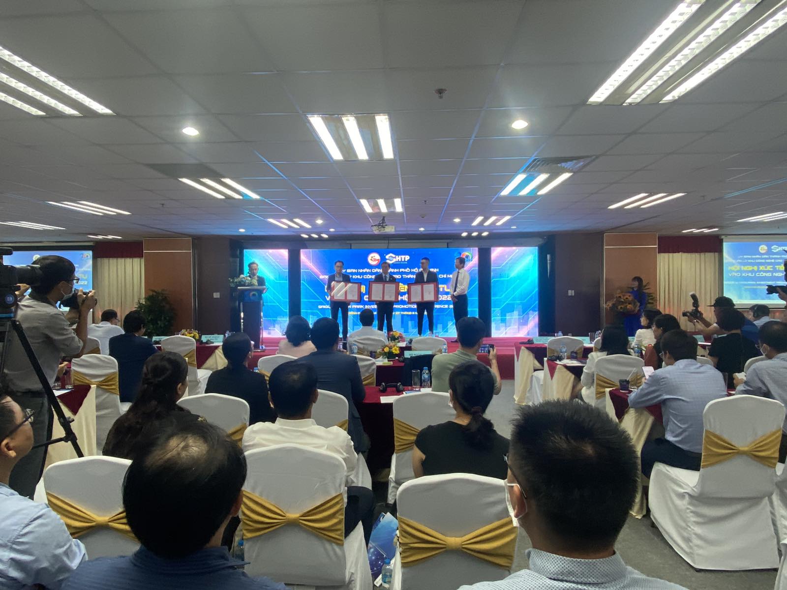 Ban Quản lý SHTP đã trao Quyết định chấp thuận chủ trương đầu tư cho dự án R&D “Trung tâm Nghiên cứu và Đào tạo chuyên sâu điều trị đột quỵ S.I.S TP.HCM và Trao Giấy Chứng nhận đầu tư điều chỉnh cho dự án Công ty Điện tử Samsung HCMC CE Complex.