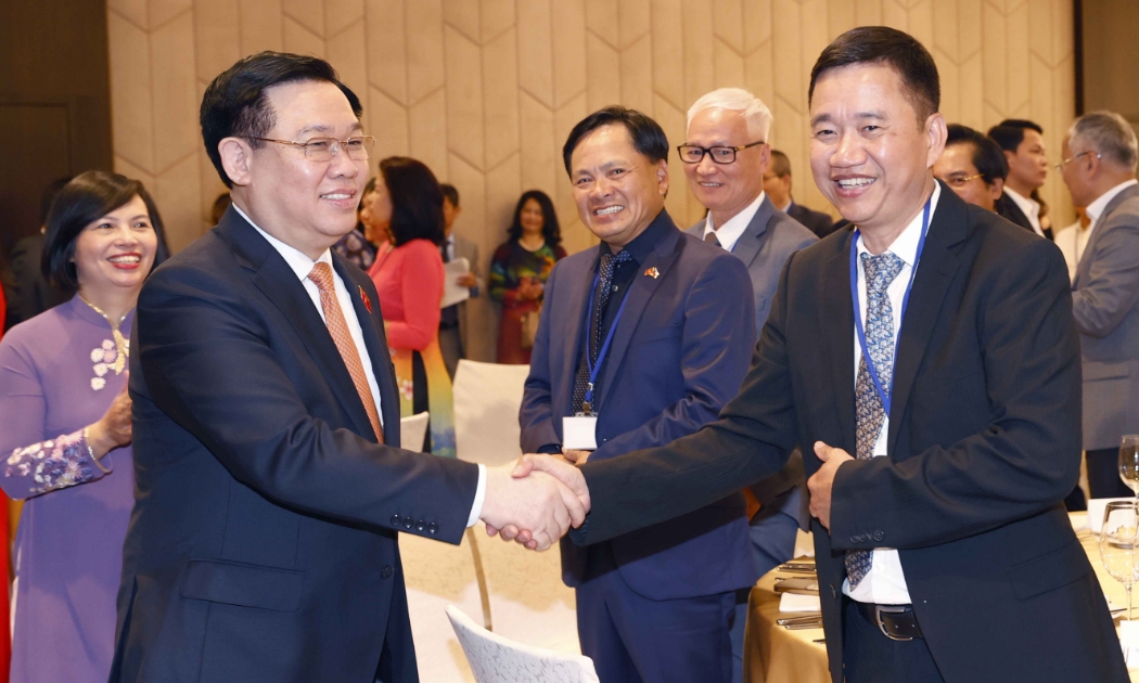 Cộng đồng các doanh nghiệp Việt Nam tại châu Âu chào đón Chủ tịch Quốc hội Vương Đình Huệ cùng Đoàn đại biểu cấp cao Quốc hội Việt Nam sang thăm và làm việc tại Hungarry - Ảnh: Quochoi.vn