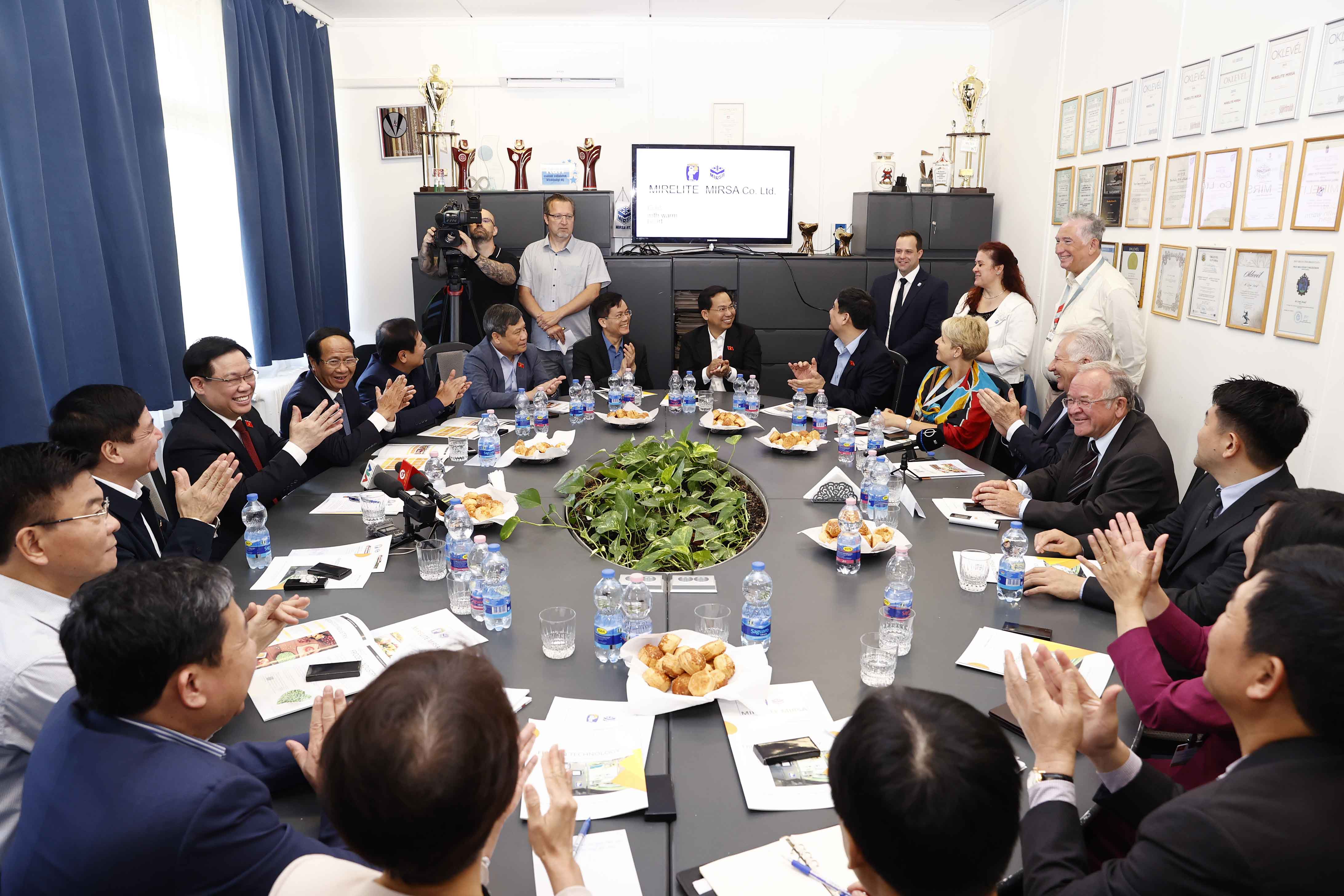 To&agrave;n cảnh buổi trao đổi - Ảnh: Quochoi.vn