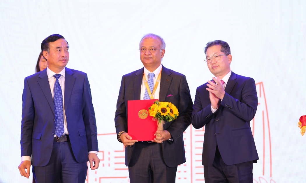 Lãnh đạo thành phố Đà Nẵng trao thông báo cho ông Captain Sandeep Mehta, Chủ tịch Adani Ports & SEZ.