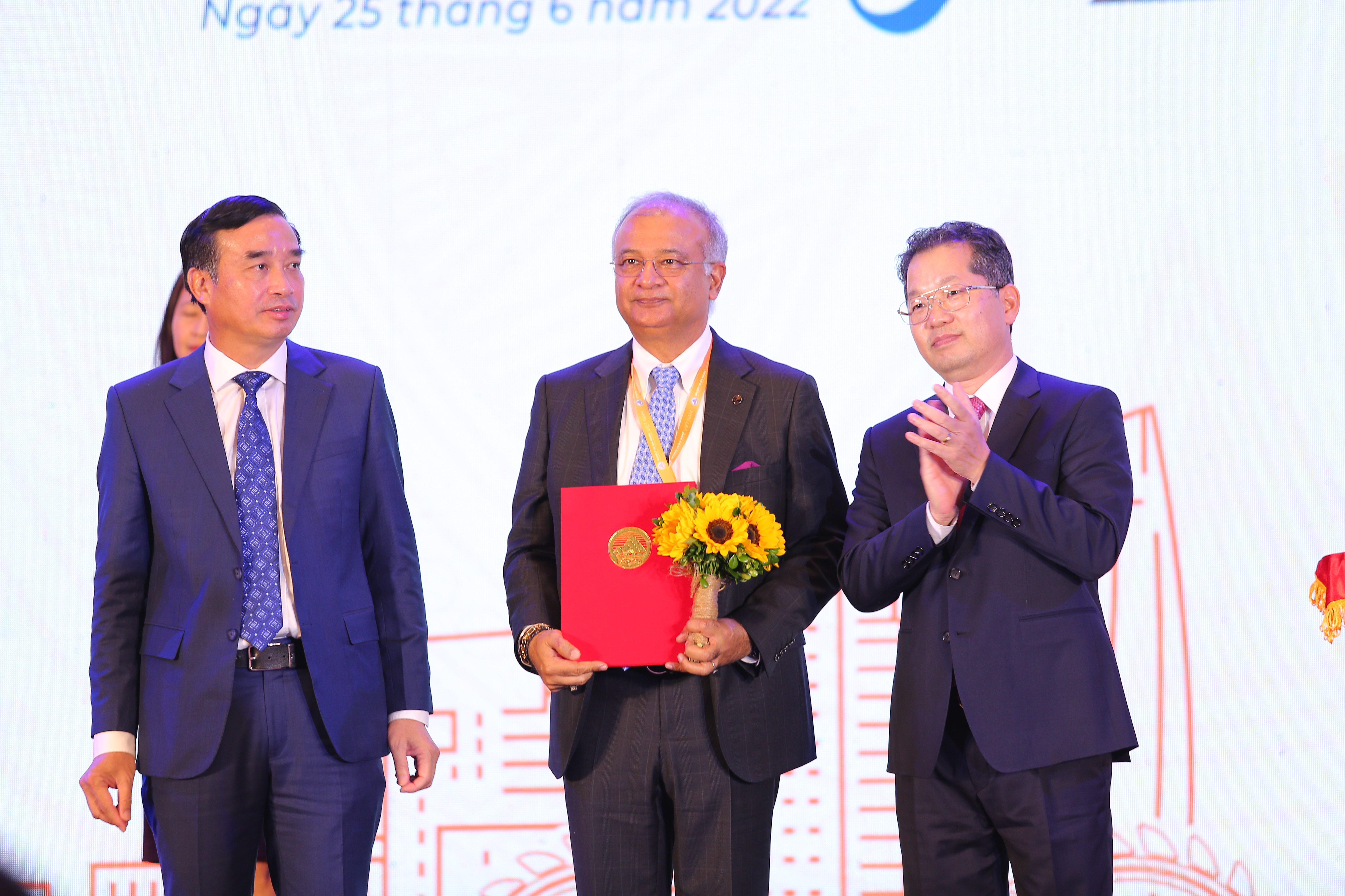 Lãnh đạo thành phố Đà Nẵng trao thông báo cho ông Captain Sandeep Mehta, Chủ tịch Adani Ports & SEZ.
