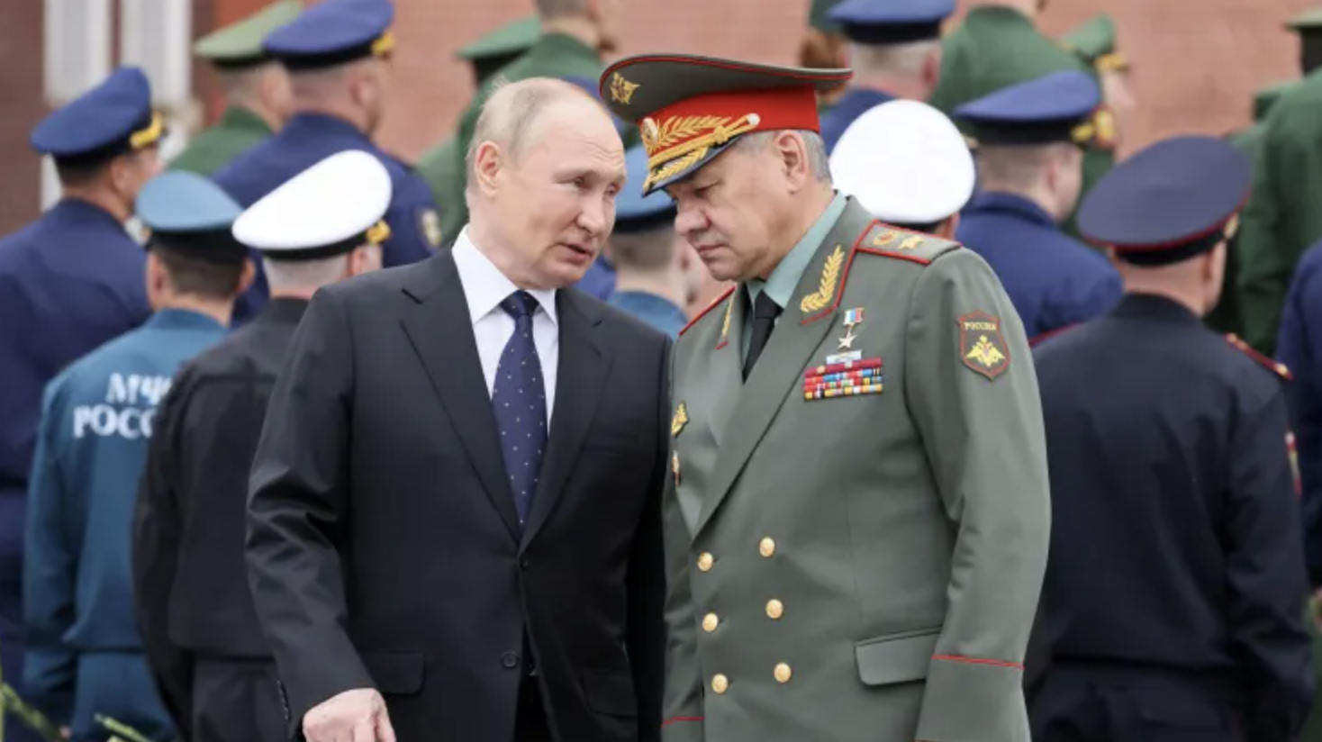Tổng thống Nga Vladimir Putin (tr&aacute;i) v&agrave; Bộ trưởng Bộ Quốc ph&ograve;ng Nga Sergei Shoigu tại một sự kiện ở Moscow h&ocirc;m 22/6/2022 - Ảnh: Reuters/CNBC.