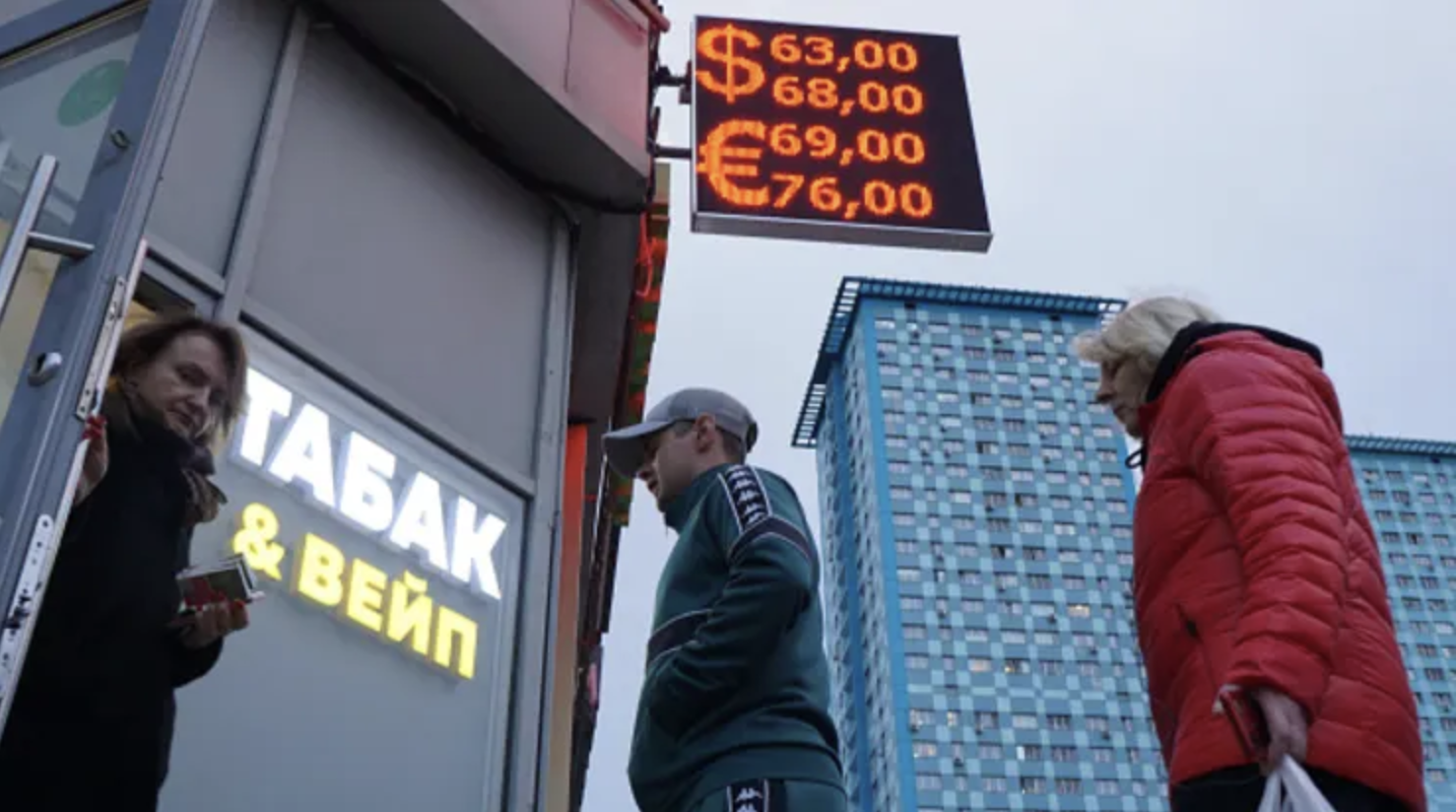 Một điểm thu đổi ngoại tệ ở Moscow hôm 25/5 - Ảnh: Getty/CNBC.