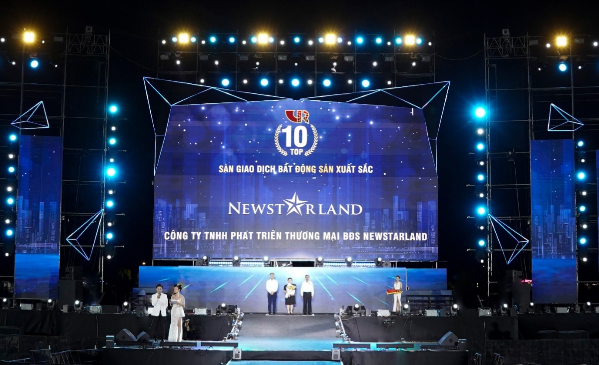 Chủ tịch NewstarLand Nguyễn Thị Thu Huyền nhận hoa, bằng khen và cup vinh danh quan trọng nhất “Top 10 sàn giao dịch bất động sản xuất sắc Việt Nam 2021”.