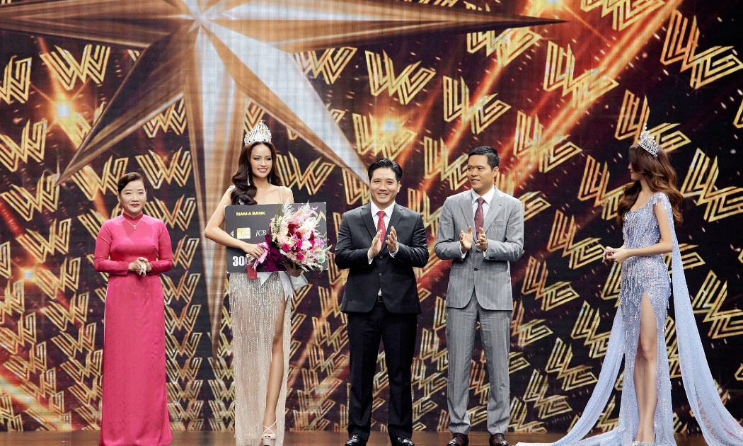 Ông Trần Khải Hoàn, Phó Tổng giám đốc thường trực Nam A Bank trao thưởng cho Tân Hoa hậu Hoàn vũ Việt Nam 2022.